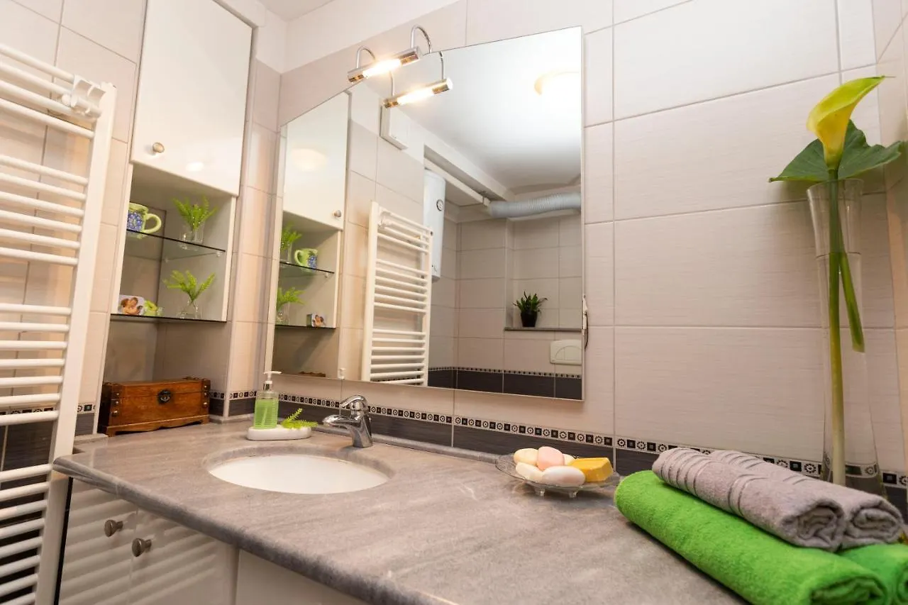 Beautiful Appartment With Garden And Terrace Σπλιτ